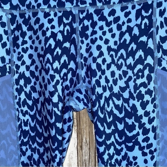 Fabletics Marina Sahara Blue Cheetah On The Go Powerhold Leggings - Picture 5 of 6